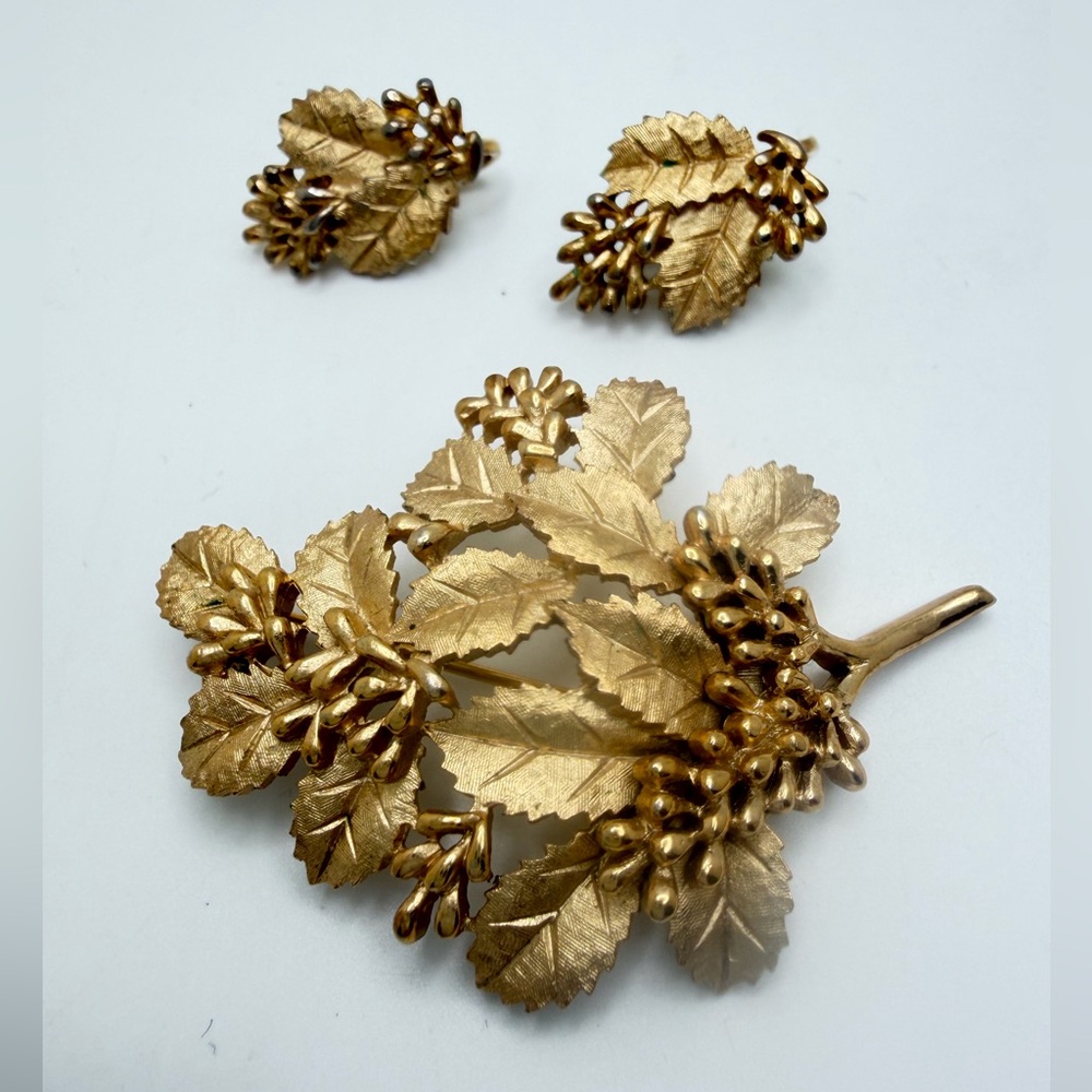Crown Trifari Signed Demi-Parure Gold Tone Leaf Brooch / Pin & Earring Set